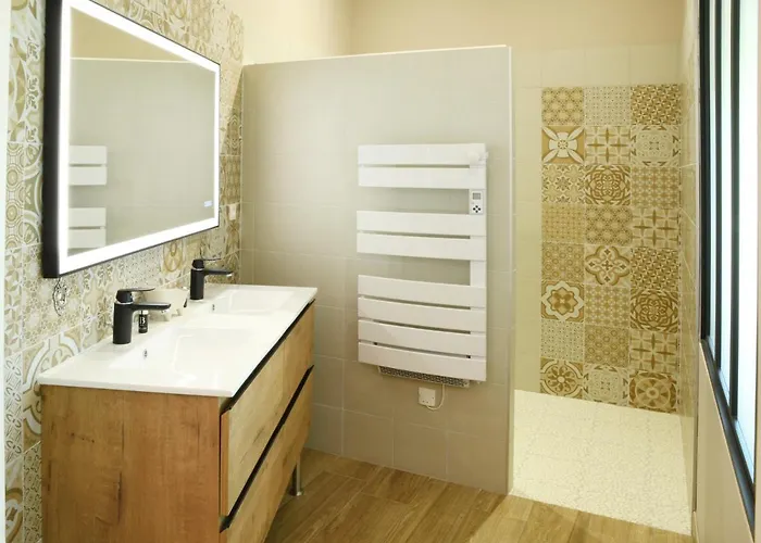 Maison Avec Piscine Et Jacuzzi Sigogne