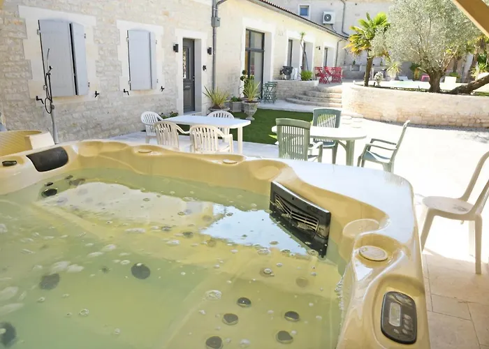 Villa Maison Avec Piscine Et Jacuzzi Sigogne